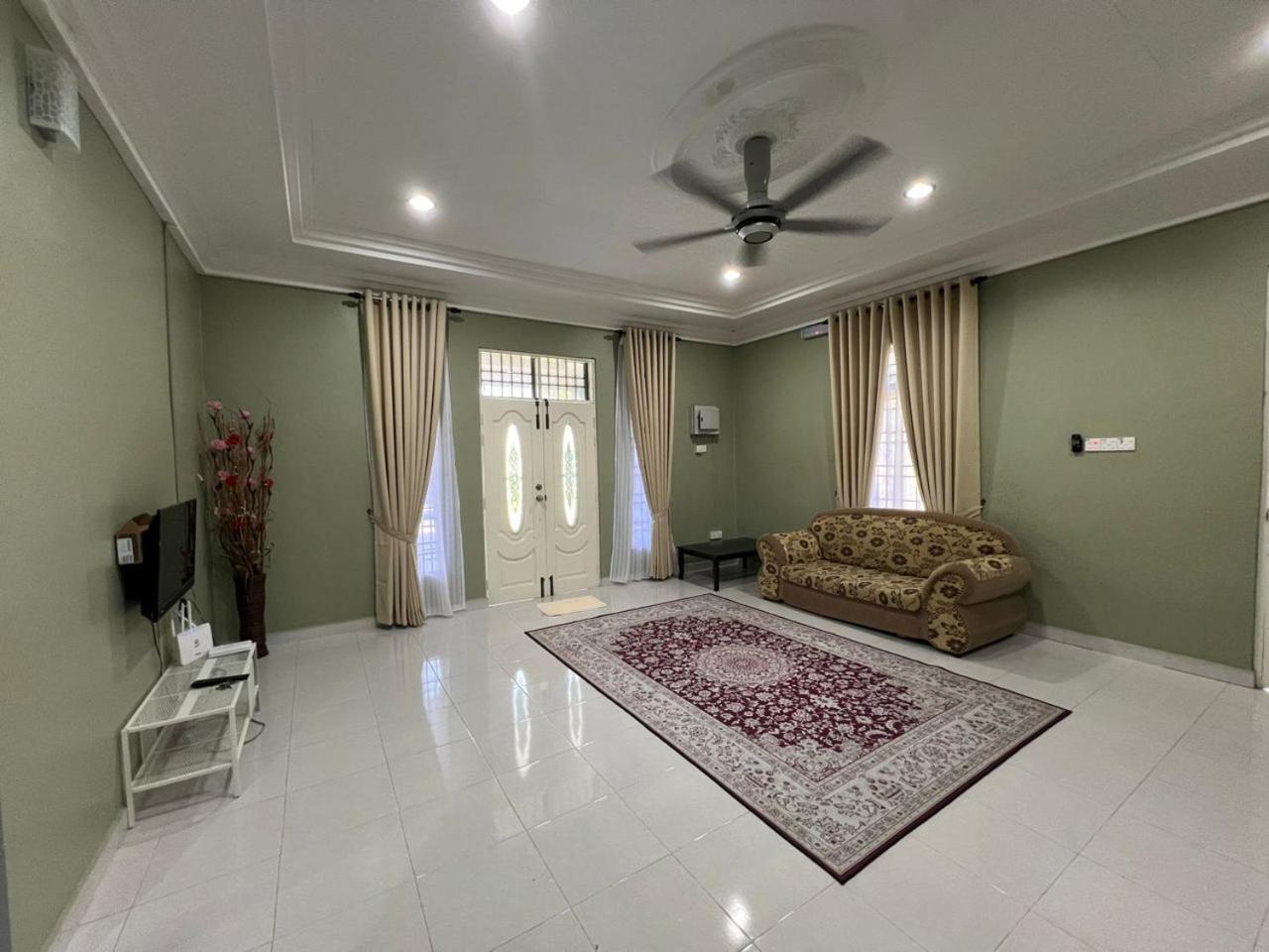 Relaxs Homestay كوتا بْهارو المظهر الخارجي الصورة