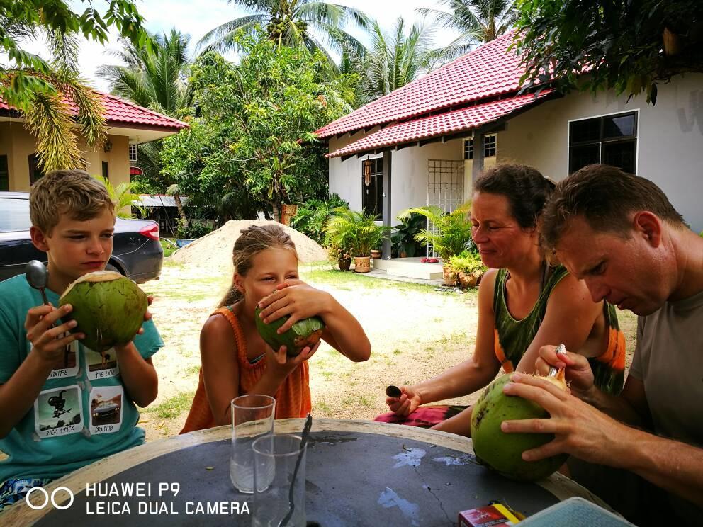 Relaxs Homestay كوتا بْهارو الغرفة الصورة