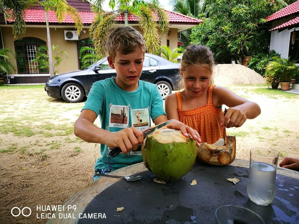 Relaxs Homestay كوتا بْهارو الغرفة الصورة